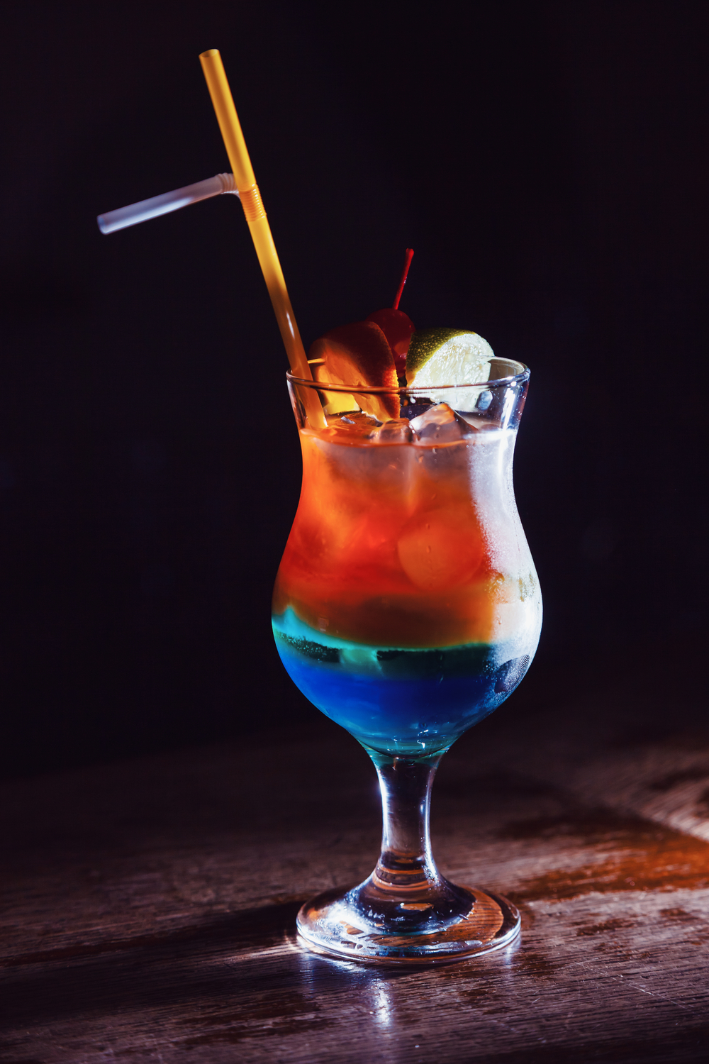酒吧雞尾酒中的點(diǎn)睛之筆 酒精飲料與櫻桃、酸橙片、檸檬的完美邂逅